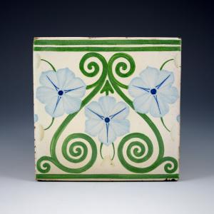 Piastrella con decoro floreale